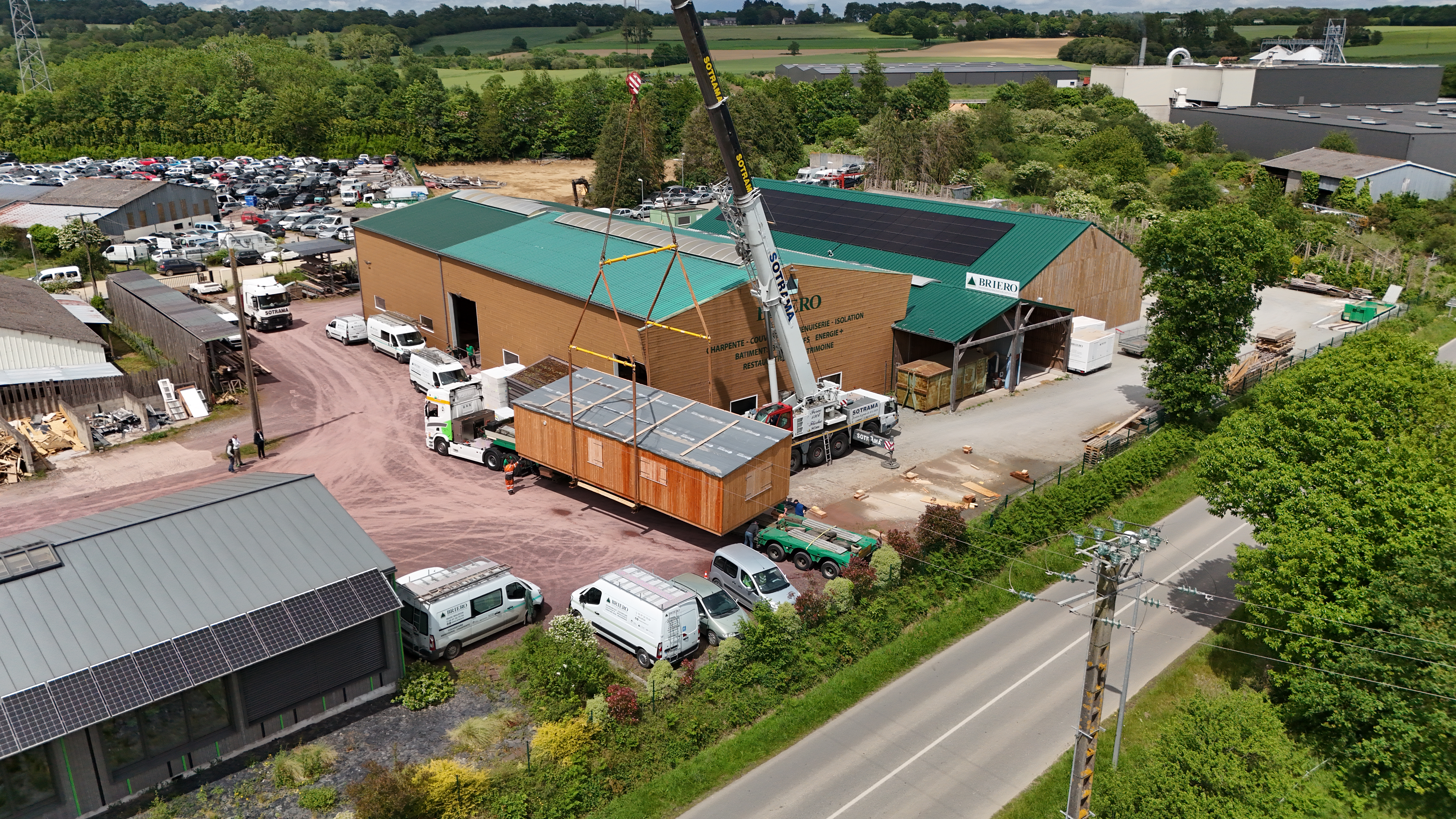 Vue aérienne du levage d'un module